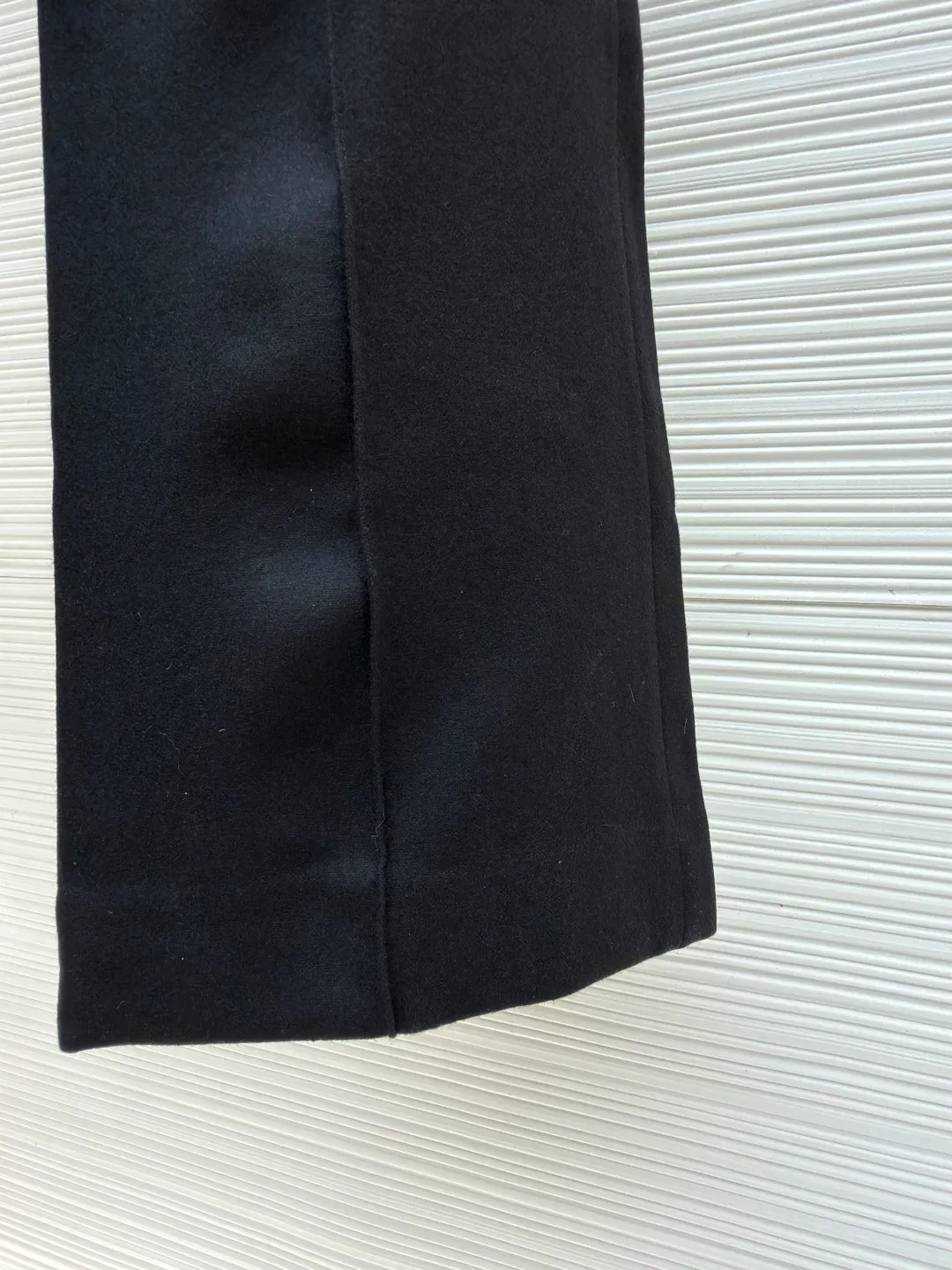 LOUISVUITTON iron label wool trousers ●Original version: purchased and developed for 11000 ●Item number: 1681828-A90 ●Fabric: wool blended fabric ●Technology: Made on positioning cutting machine ●Color: black ●Version: fitted version ●Weight: about 760 grams ●Size: 48-50-52-54 ●Description: Customized 80% wool, 14% spandex, 6% blended sheep wool fabric, full of texture and refined tailoring to reinterpret the dynamic silhouette. The elastic waist upgrades the drape texture, the side pockets are cleverly integrated into the stitching, and the facial pleats are infused with elegance. The left leg is decorated with the brand's metal logo to once again confirm the brand's identity. The overall wiring is straight and delicate, the fabric is comfortable and soft, and the color is consistent without color difference. It can be matched with the same style to create a fashionable look and control various occasions. Customized accessories, complete with three standards, same style for men and women!